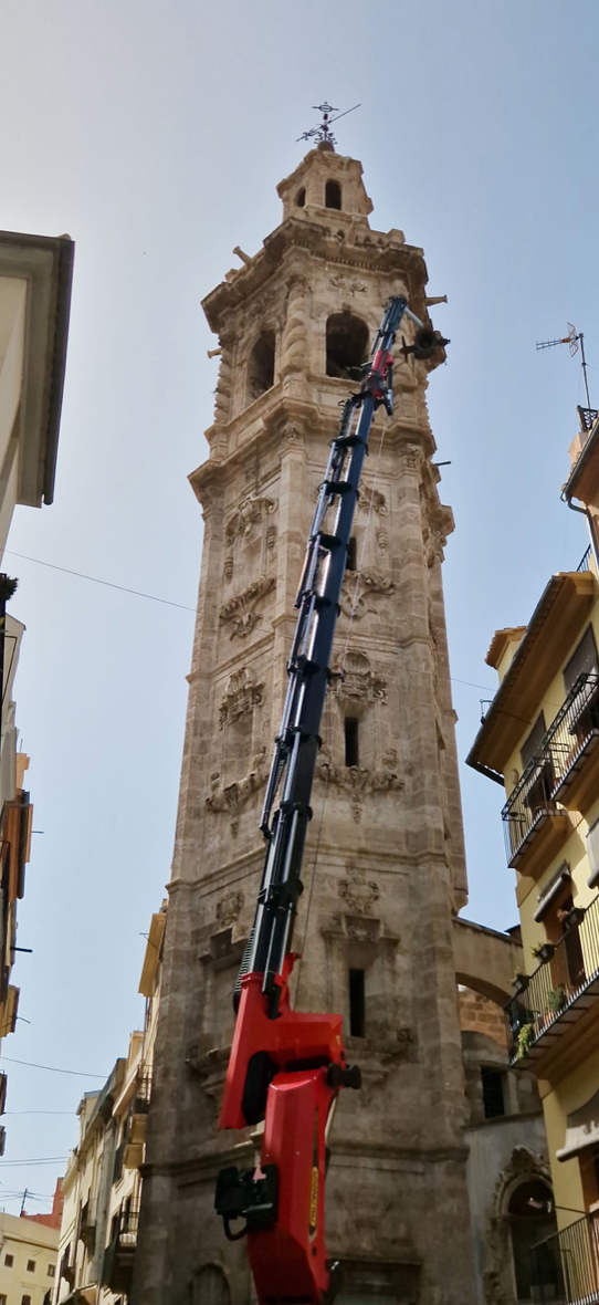 GRÚAS ALAPONT EN LA RESTAURACIÓN DE LAS CAMPANAS DE LA TORRE DE SANTA