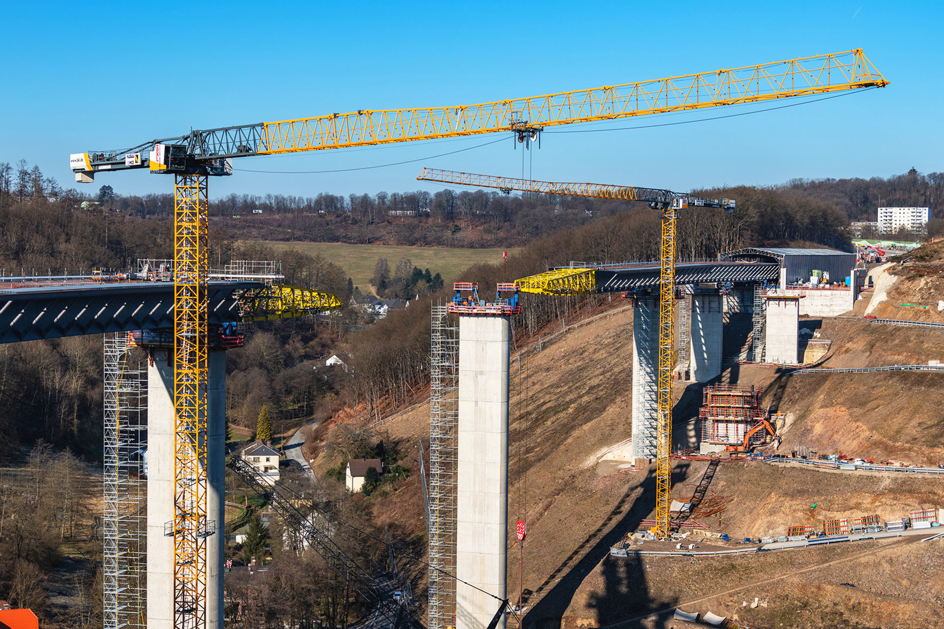 Liebherr 340EC en el puente rahmederatl