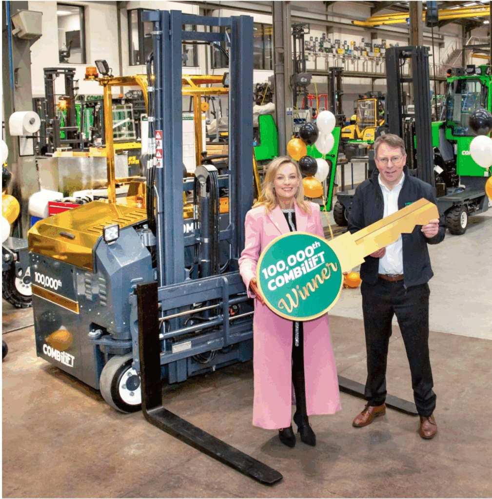 Combilift alcanza los 100,000 pedidos con una carretilla dorada