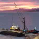 LARGA VIDA PARA UN GIGANTE PORTUARIO: MARÍTIMA DEL PRINCIPADO ADQUIERE LA GRÚA REACONDICIONADA LIEBHERR LHM 400